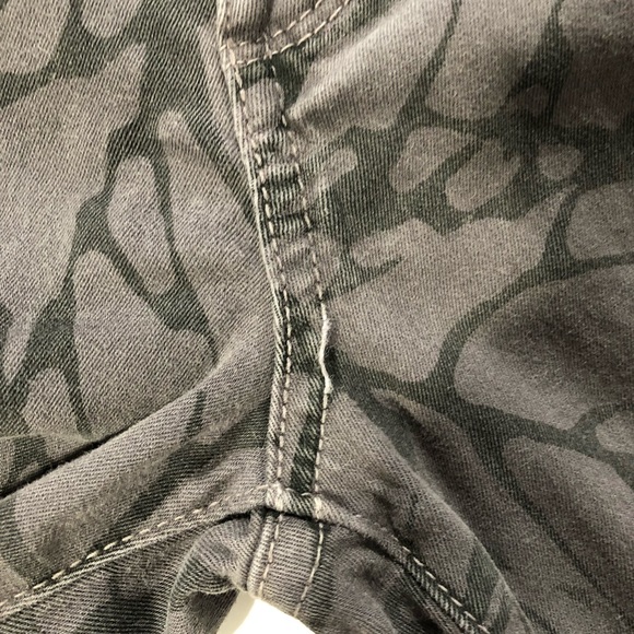 PAIGE Skyline Skinny Leaf Print Low Rise Jeans - Picture 8 of 8